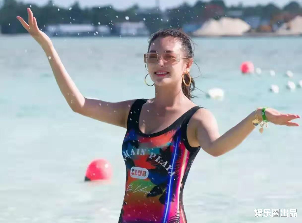 张雨绮|张雨绮度假的旧照被翻出，穿印花泳衣扎马尾辫，造型前卫气质清纯