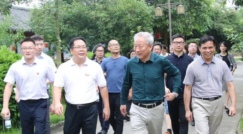 果莓妈咪说 中国第一狂千亿富豪：资产3万亿却不上市，娶学生为妻儿子更厉害