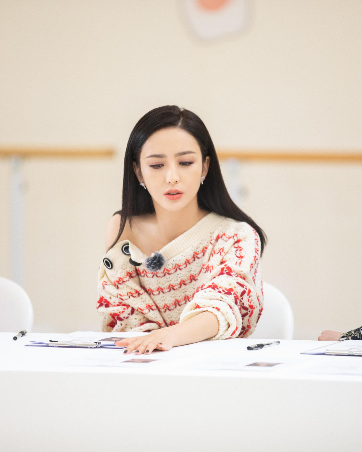 香港小姐|佟丽娅咋看咋年轻！穿斜露肩毛衣配格纹半身裙，单身后气色变好了