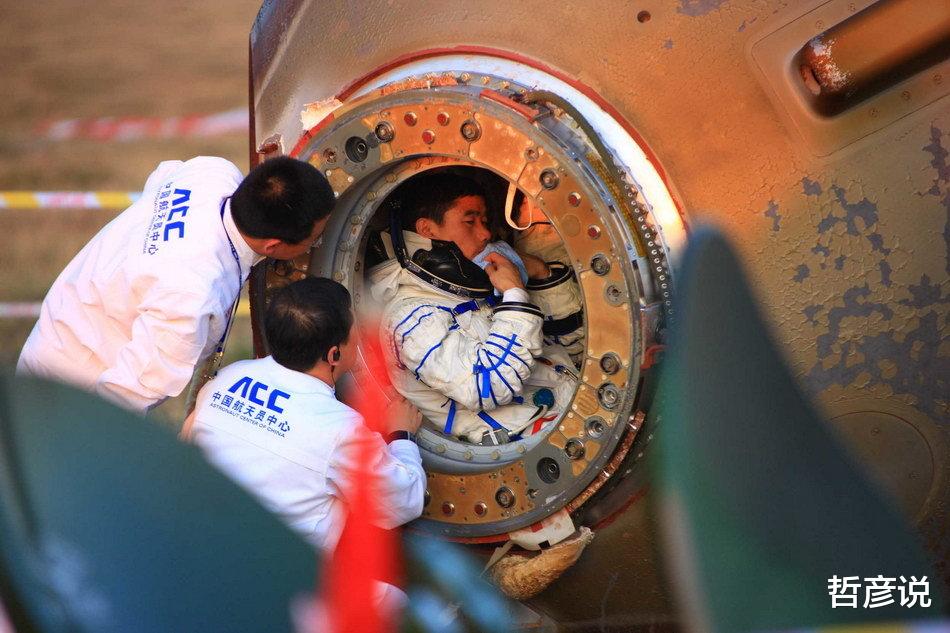 航天员 令人惊叹！航天员刘伯明出舱后，一罕见画面曝光