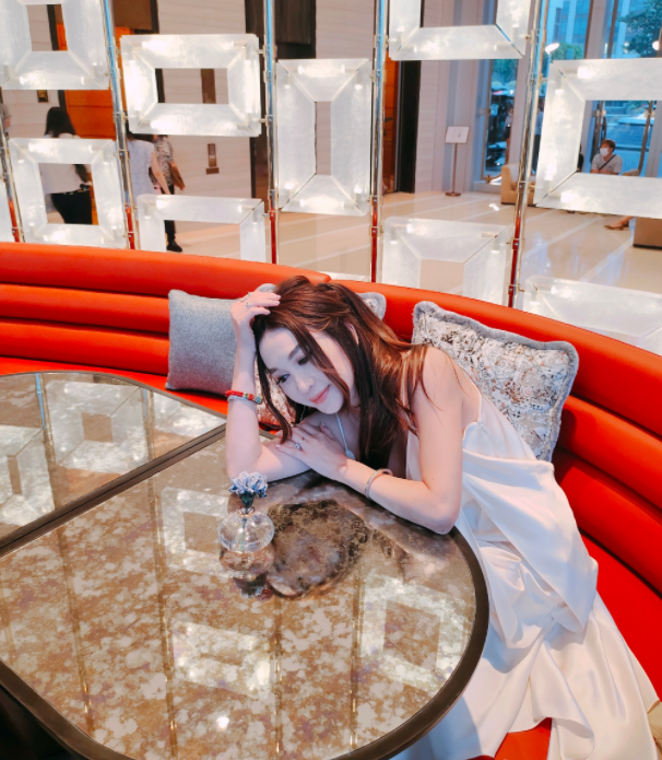 温碧霞|温碧霞穿吊带裙拍靓照，54岁的她身材超好，颜值回春似少女！