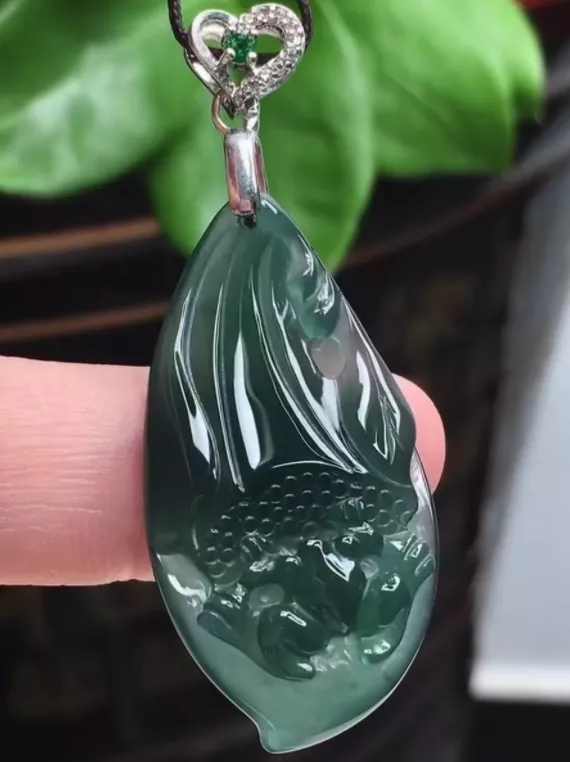 翡翠|翡翠莲蓬,吊坠新贵,选购时,一定看好这三点