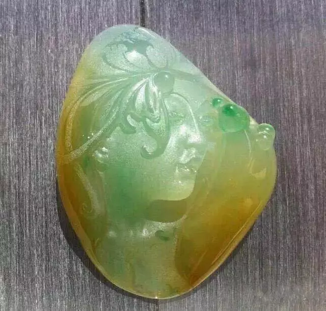 翡翠|低价入手的原石竟切出三彩翡翠，雕琢后惊艳四座！