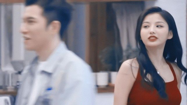 邱淑贞|“港大校花”神似邱淑贞？二次元幼态脸+ 漫画3D身材，绝绝子！