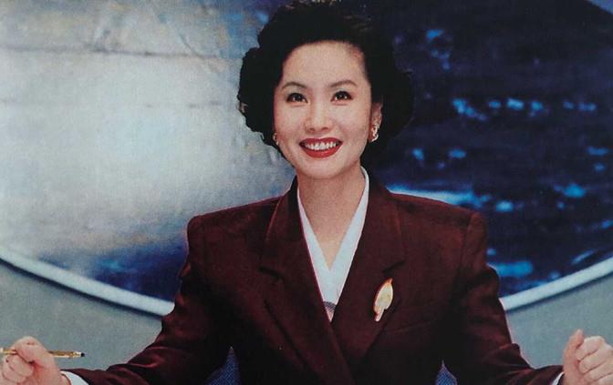 方脸妹说时尚|央视主播徐俐退休首次晒照，穿西装走猫步似女星，60岁退休太可惜