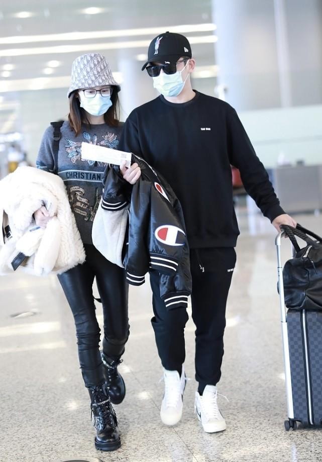 苗苗|苗苗和郑恺手拉手同行，两人穿得都挺普通，却很有明星范