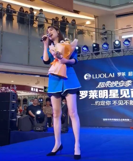 洪欣|东莞：50岁洪欣参加见面会，腿又白又细，“我一个女的看了几遍”