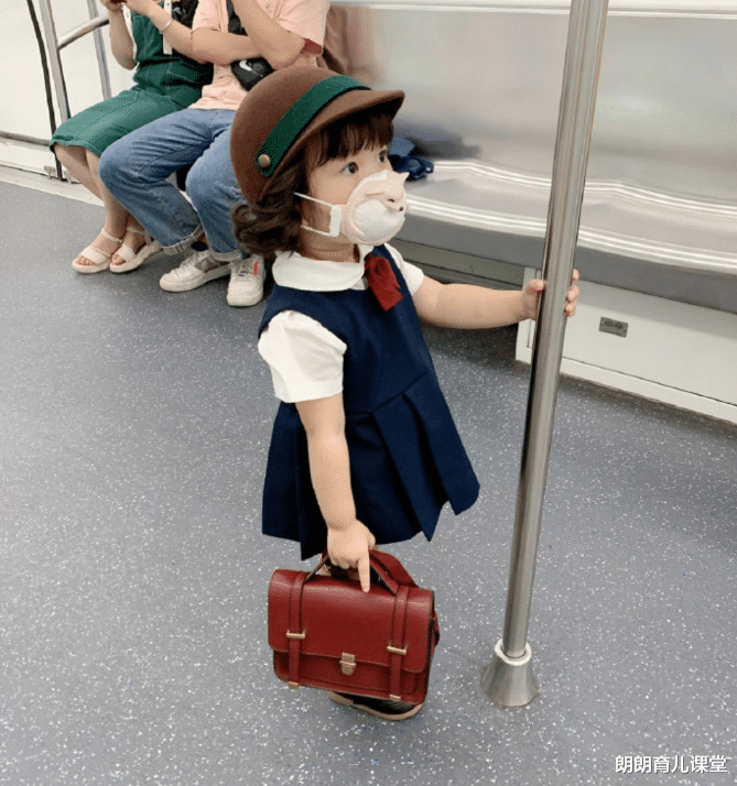 朗朗育儿课堂|“萌娃乘地铁”走红，精心编造的日本萌娃，原来是土生土长中国人