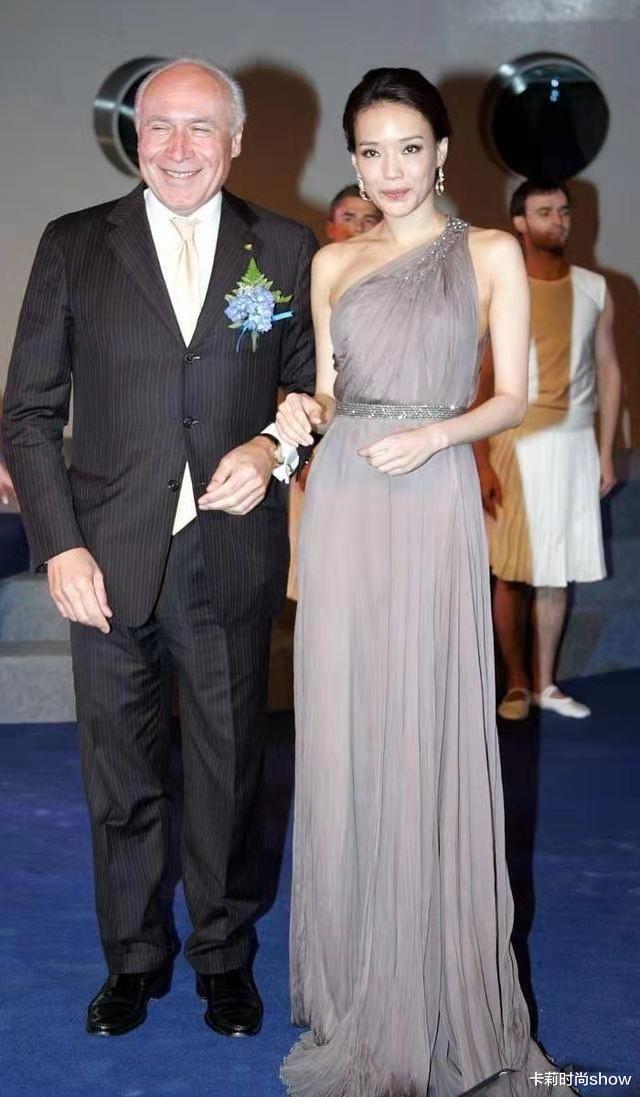 卡莉时尚show|舒淇躲过发福发胖，年近半百穿搭优雅又大气，女神称号果然不虚