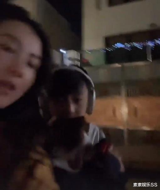 张柏芝|张柏芝在香港带儿子晨跑，独栋豪宅位置好，楼下还停着一辆豪车