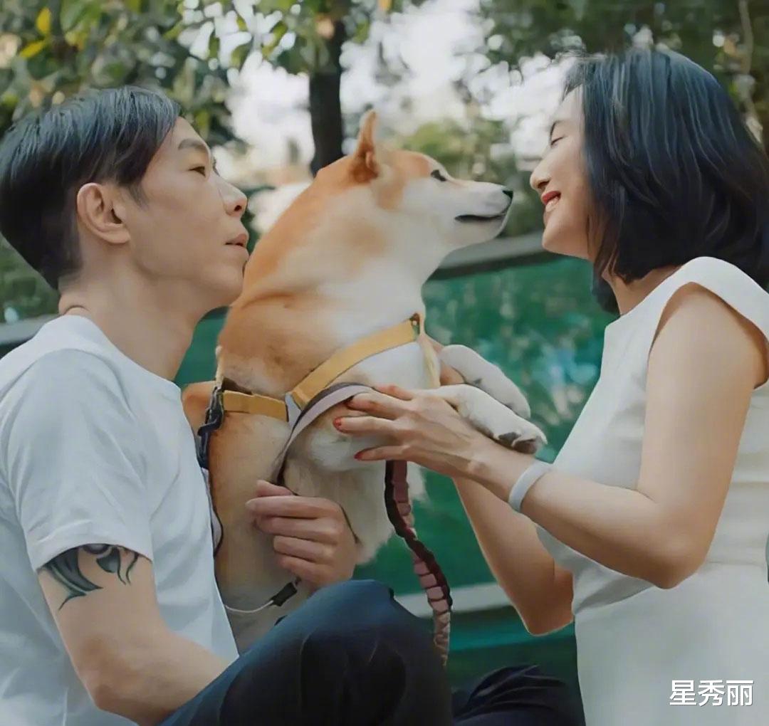 街拍|当年港媒嘲朱茵黄贯中过着穷困的生活，却根本不知道他们有多幸福