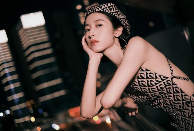 旗袍公馆|周雨彤胆真肥，穿吊带裙前面看着还正常，转身瞬间惊艳了