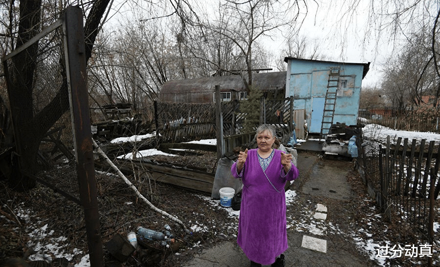 俄羅斯老婦在鐵桶裡生活35年，沒水沒電沒暖氣，稱住這比養老院強-圖4