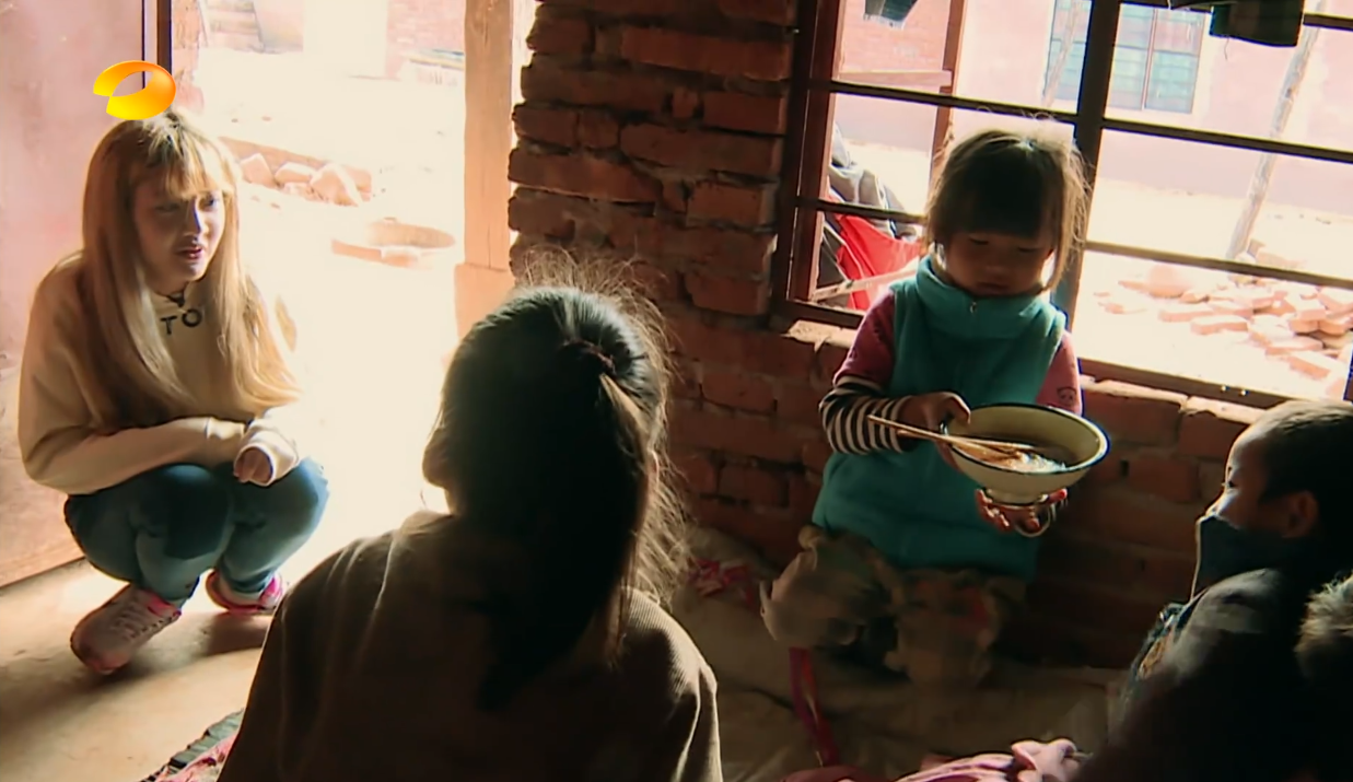 韩安冉|“整容女王”韩安冉：19岁整容33次，20岁直播生娃，22岁三婚三离