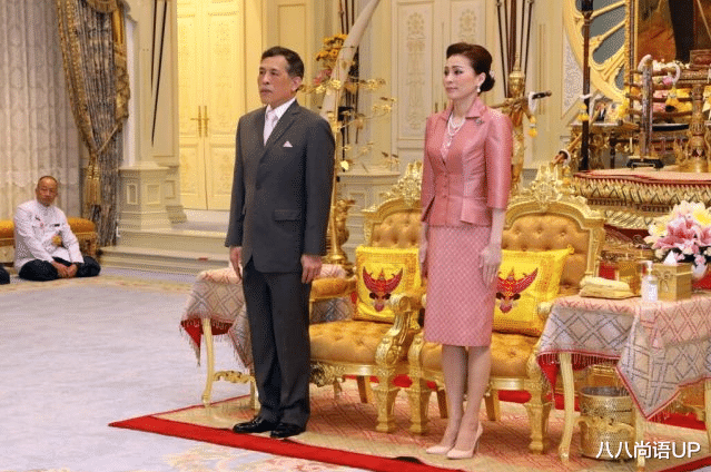 八八尚语UP 苏提达连续三次现身,全新造型靓丽又减龄,曾穿时装款也知性漂亮