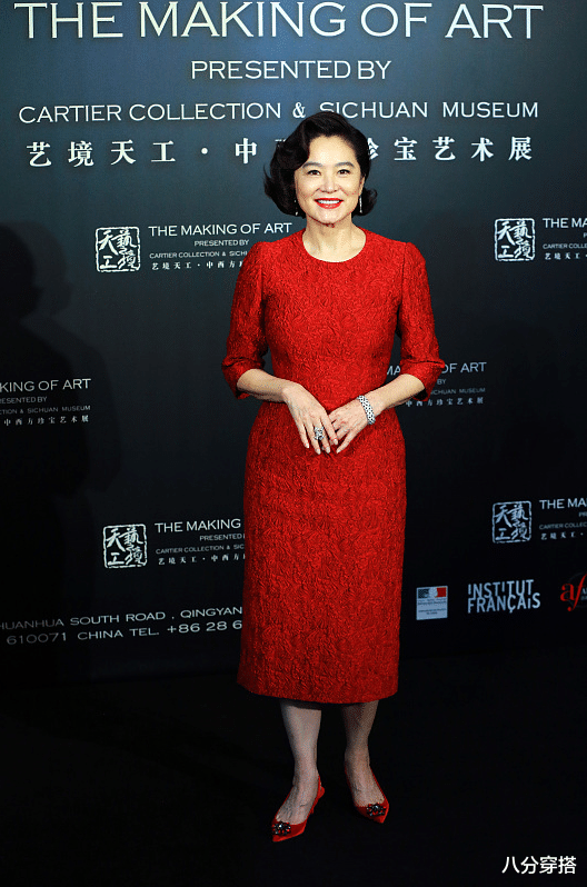 八分穿搭 67岁林青霞好像不会老，穿一袭红裙风采依旧，端庄稳重又有气场