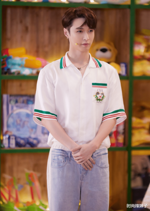 时尚辣妹子|张艺兴“起床照”公开，怼脸镜头暴露素颜，这就是当代迷妹的眼光