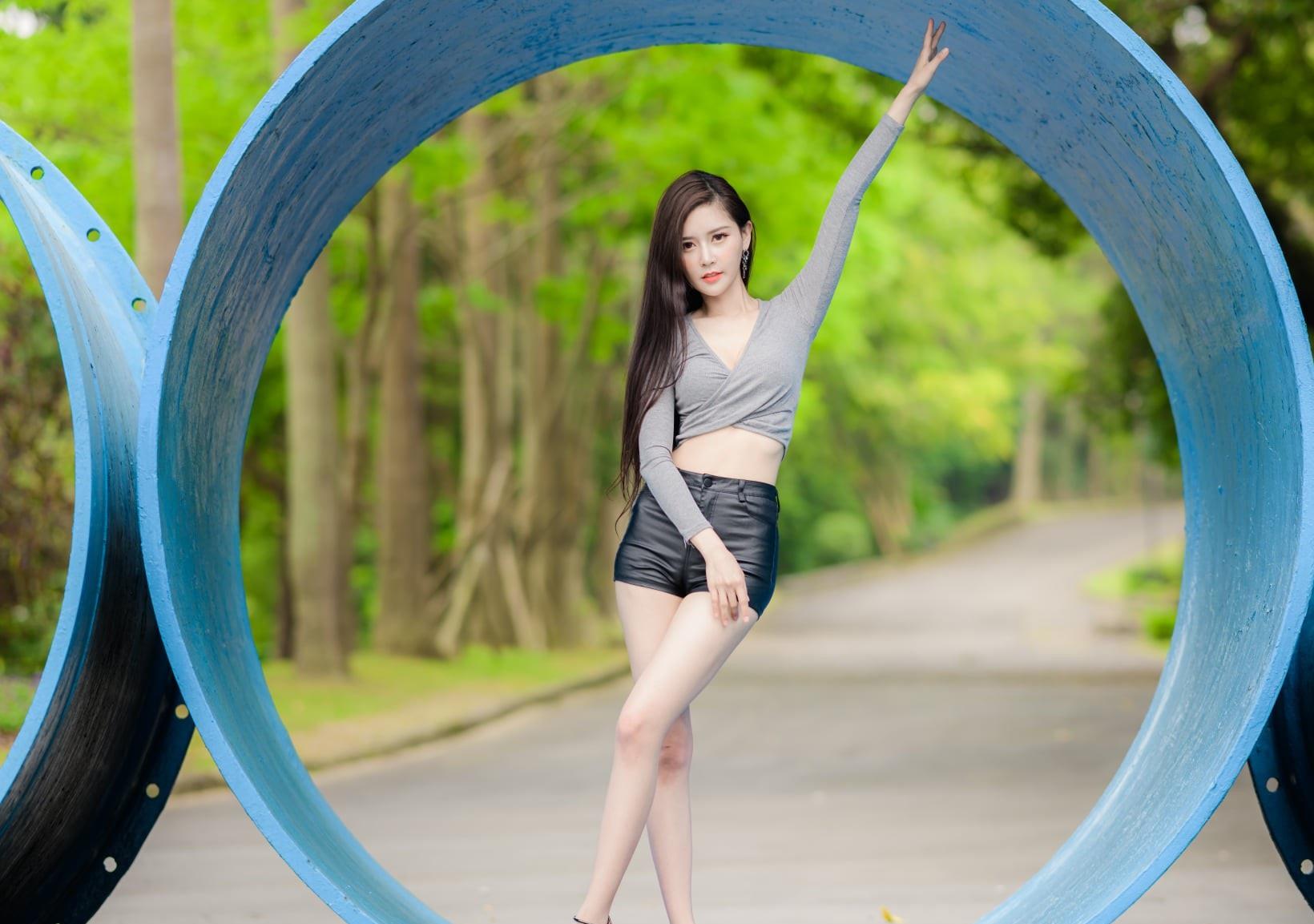 百里守刖|皮短裤搭配修身的超短小衫,简约元素的添加,穿出时尚潮范