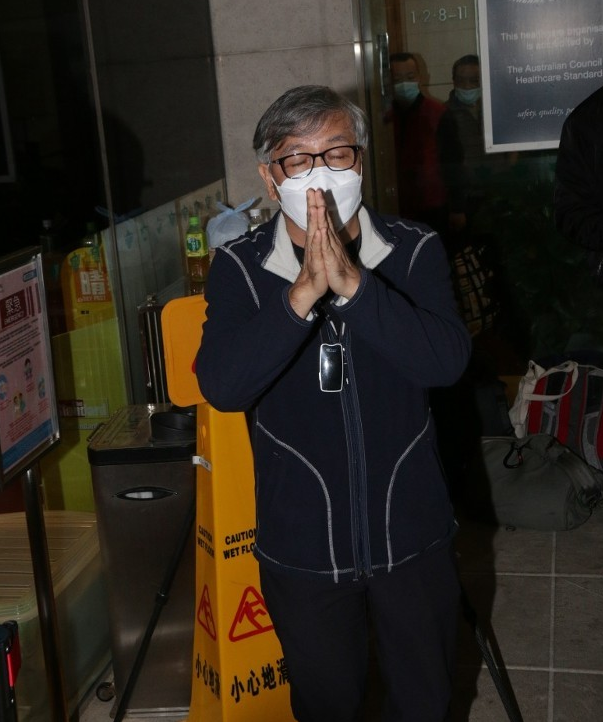 吴孟达|吴孟达病逝，孝子吴韦仑眼泛泪光惹人心疼，好友称在港举办追思会