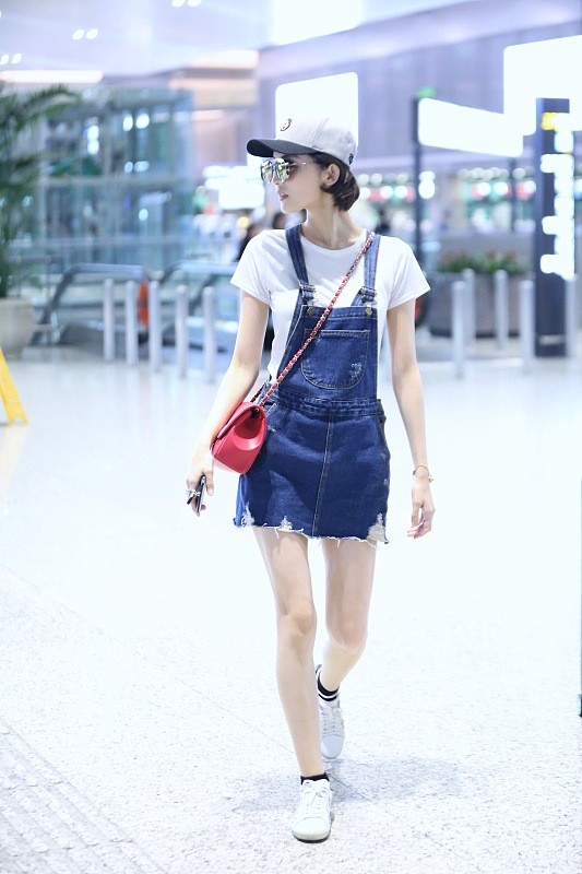 BiuVogue|江疏影保养的有多好？就算穿黑白色的服装，也不输小5岁的娜扎