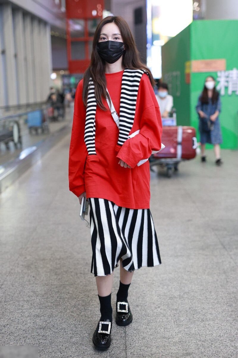 红珊瑚me|沈梦辰衣品真不错，红色长上衣配黑白条纹半身裙，时髦又有格调