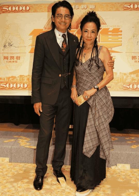 高马尾|周润发妻子扮嫩真有一套，高马尾配小红裙，62岁打扮新潮不输00后