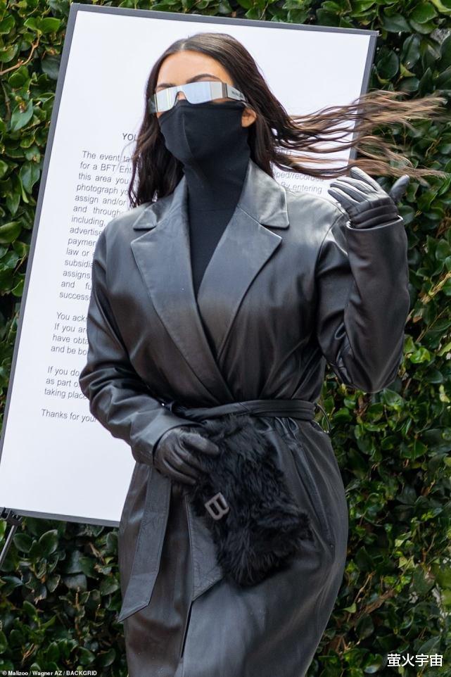 侃爷|金·卡戴珊夜会侃爷，低眉顺眼气场全无，同乘豪车离开仍似夫妻