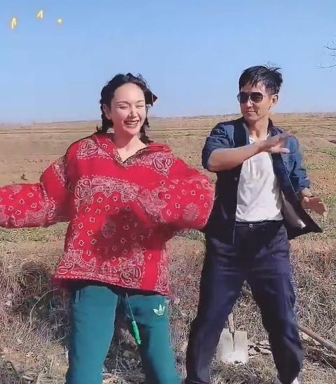 王琳|郭晓东带程莉莎回农村，拿锄头干活接地气，刚被节目淘汰就下乡？