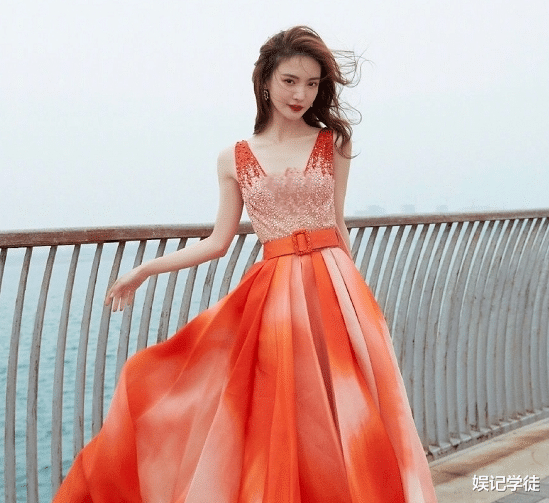 万茜|万茜迎着寒风拍写真照，脸蛋冻得通红，结束后男助理为她擦拭眼泪