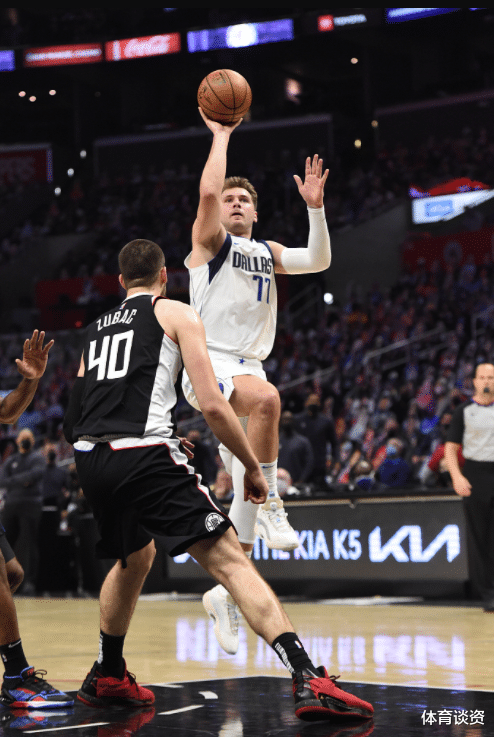 科懷·倫納德|42+8+14！東契奇天王山打瘋，三分12中6打爆小卡喬治，22歲就那么橫