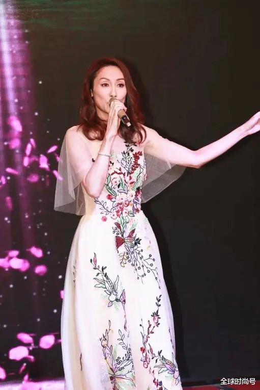 全球时尚号|50岁郭可盈美出新高度,穿刺绣印花裙仙气飘飘,女神范十足