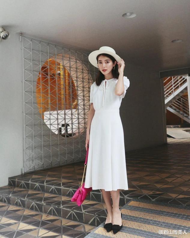 峨眉山周美人|?真正大气的女人，裙子下面不会配凉鞋，不得体！看孟晚舟就知道了