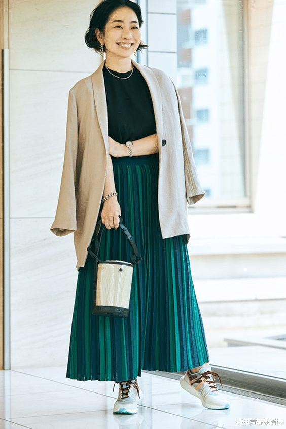 穿衣搭配|半裙+西装，大衣+阔腿裤，4件单品10种搭配，轻松打造职场穿搭