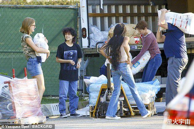 詹妮弗|52岁詹妮弗享受家庭劳动，“踩针”搬大米，大本扛四袋面展男友力