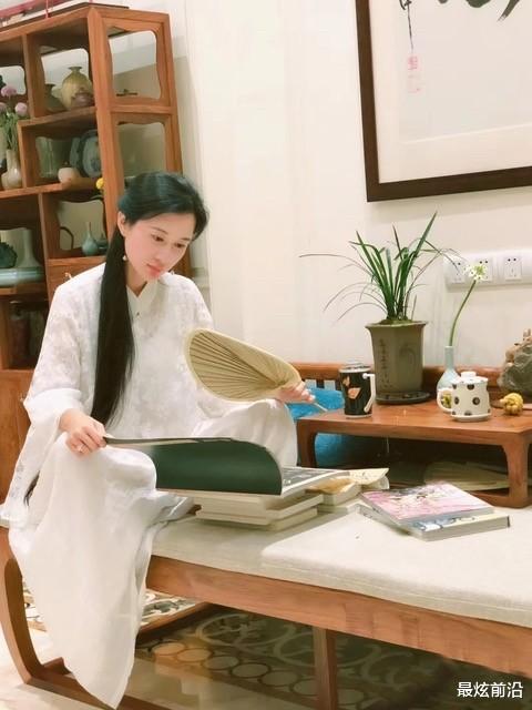 最炫前沿 67岁张纪中娇妻真好看,身穿黄袍古典有韵味,气质胜过女明星