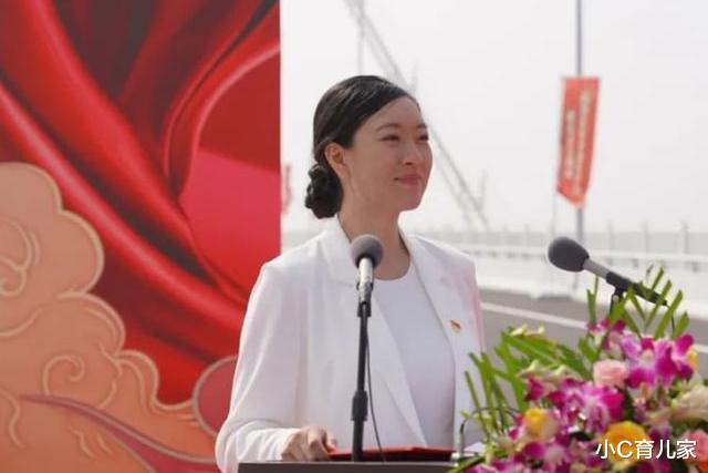 小C育儿家|34岁清华女博士当县长，撞脸倪妮引起关注，网友：学历只是噱头？