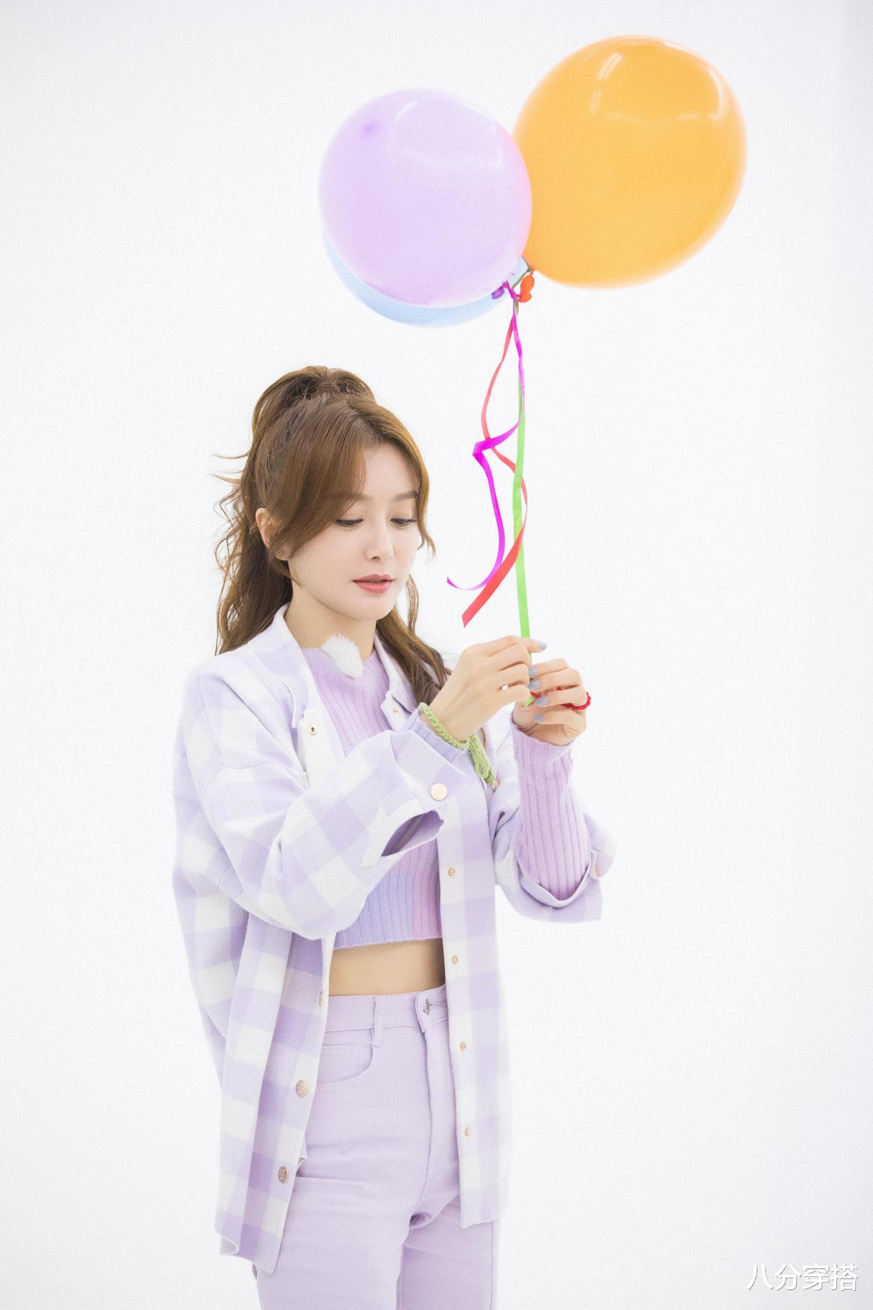 八分穿搭|秦岚私服穿搭也惊艳，T恤配牛仔裙简约利落，舒适随性又有气场