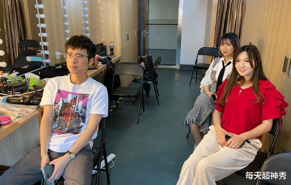 LPL解说圈不平静，长毛正式道别后，另一位大咖踏足名人堂
