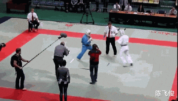 “眼镜王蛇蜕皮后严重脱水,小伙看到后主动喂水!”