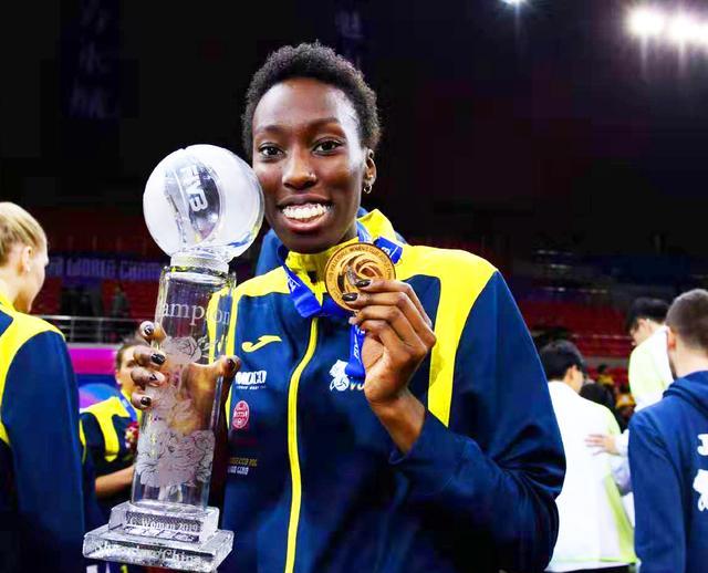 纳喇又蕊|郎平、朱婷第一次爆发矛盾！朱婷拒绝和郎平击掌！