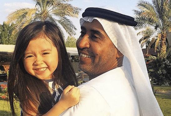 迪拜百億富翁，因為5歲混血女孩太漂亮，將她領養回傢，現狀如何-圖4