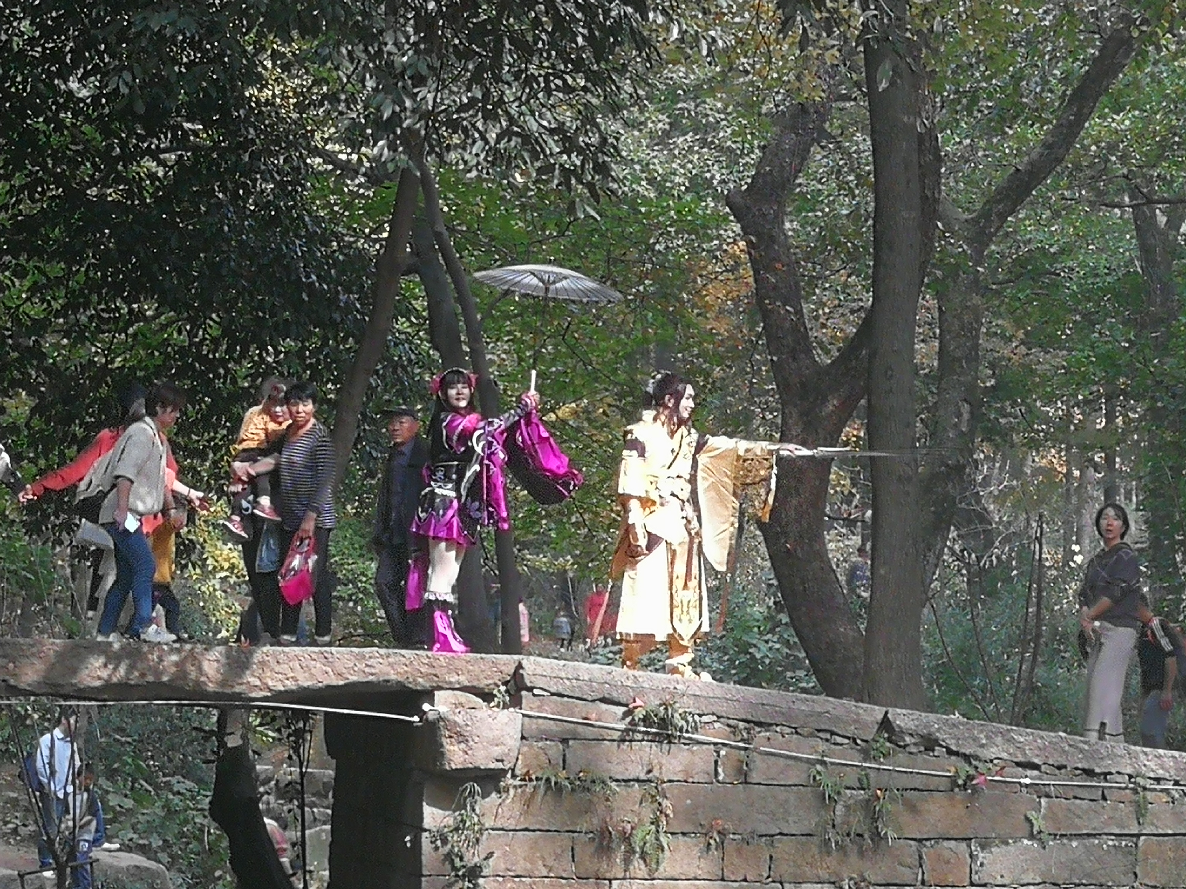 szfreeman 离开卓笔峰，山脚下上演着小哥哥姐姐们的cosplay