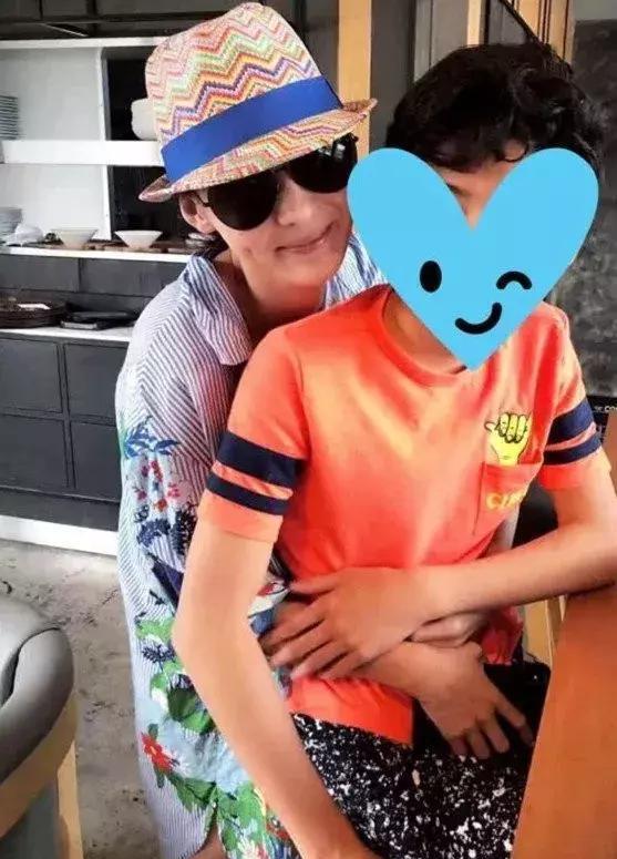 五行阁宝宝名字分享|李亚鹏亲15岁女儿李嫣的大腿引争议，胡军也对女儿做过类似的事情