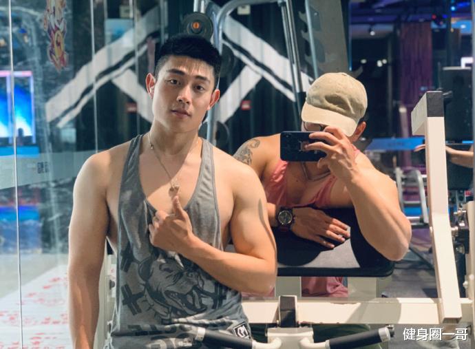 健身圈一哥 山东健壮爷们儿,最爱读书旅行和健身,灵魂和身体,都要饱满丰盈!