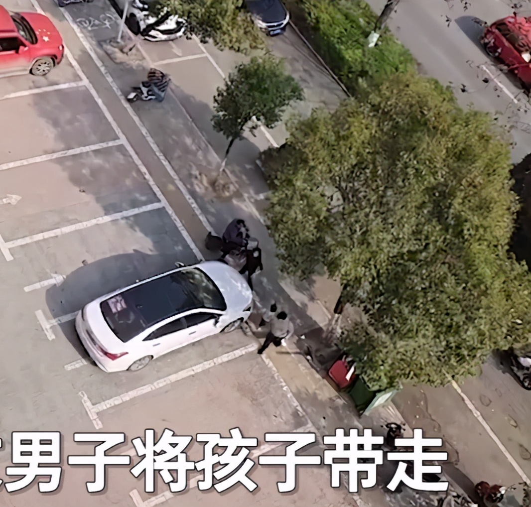 民生小鱼 安徽宿州：疑因丈夫出轨，女子在街头疯狂砸车，引路人驻足围观