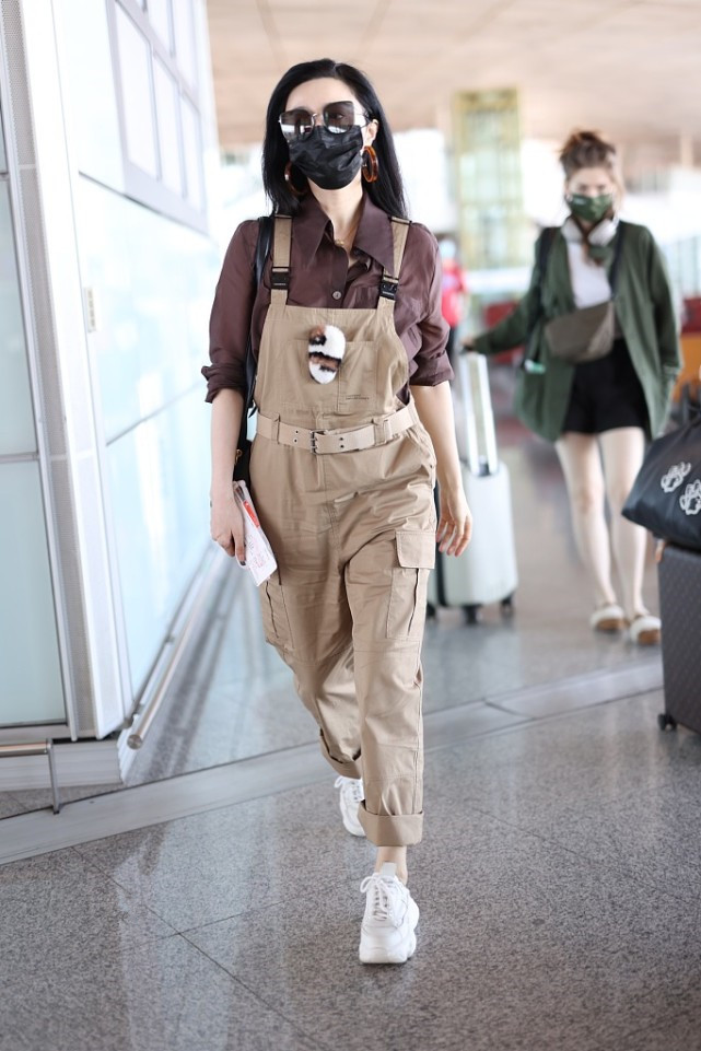 整容|范冰冰40岁又怎样？穿一条背带裤走机场，风采依旧似少女！