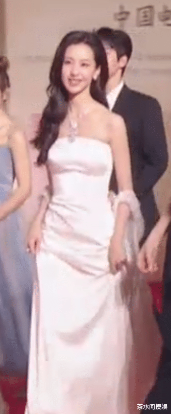 宁静|金鸡闭幕：宁静霸气、张子枫土气，金晨干瘦，张小斐裙摆绣大观园