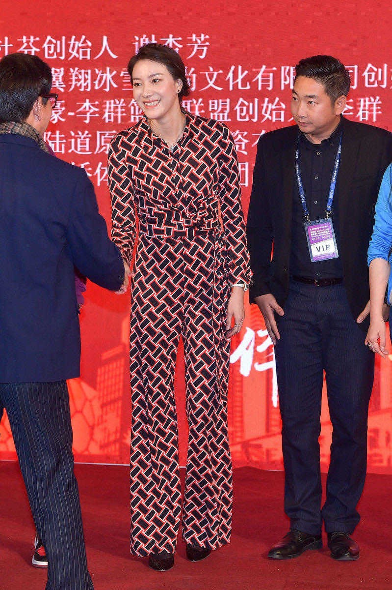 潮流新风|林丹娇妻真会保养，39岁身材还是小姑娘样，穿衣时髦气场不输超模