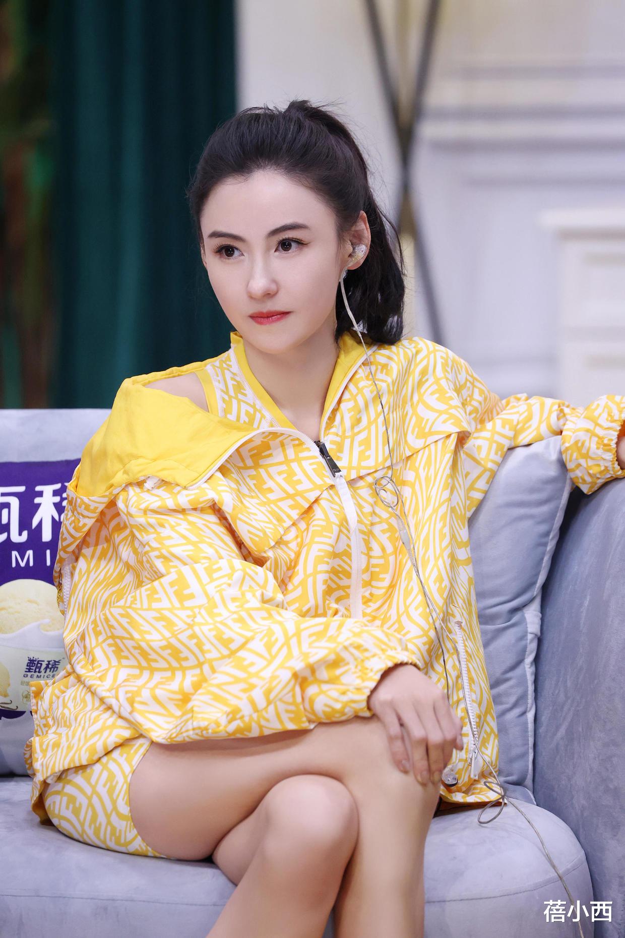 蓓小西|张柏芝真不怕走光，穿薄纱连衣裙领口直接开到腰，性感有女人味