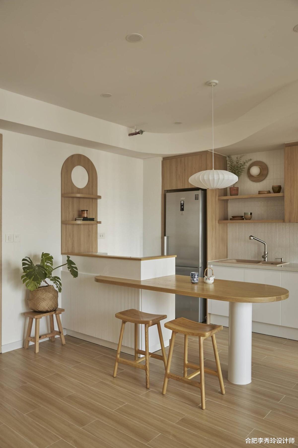 对于小户型,“去客厅化”非常有远见,用餐厅替代这是聪明的设计